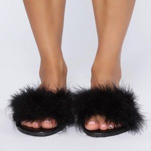 NIB Women’s Size 7.5 Fashion Nova She’s Not To Blame Furry Sandals In Black